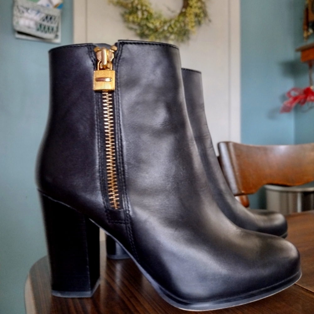 Michael Kors black leather ankle boots with gold zipper and lock, women's sz 6M